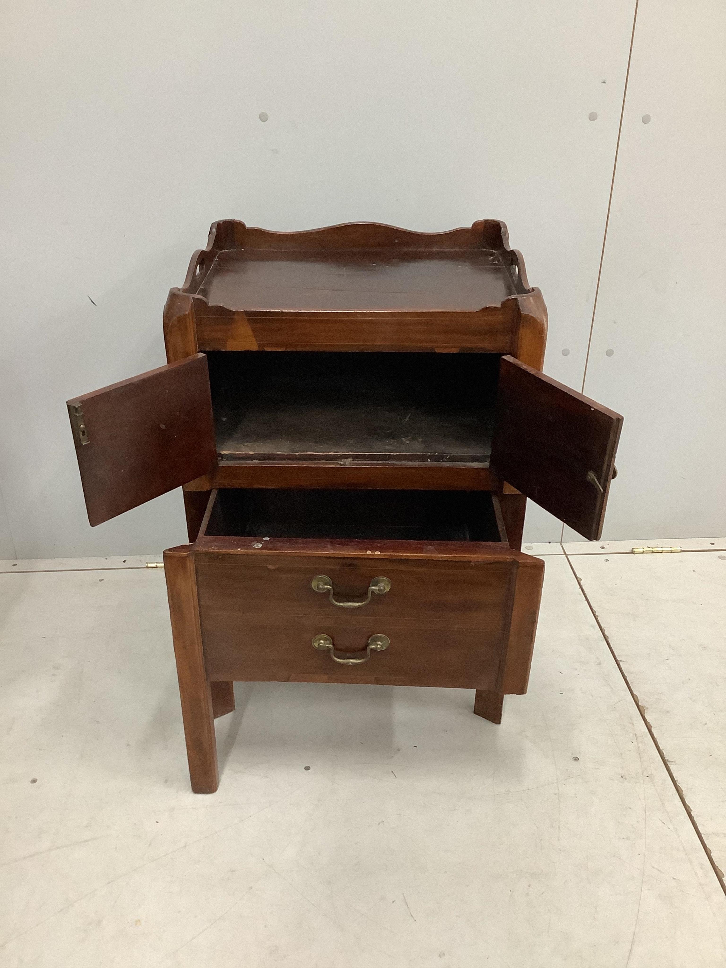 Two George III mahogany tray top bedside cabinets, width 49cm, depth 43cm, height 75cm